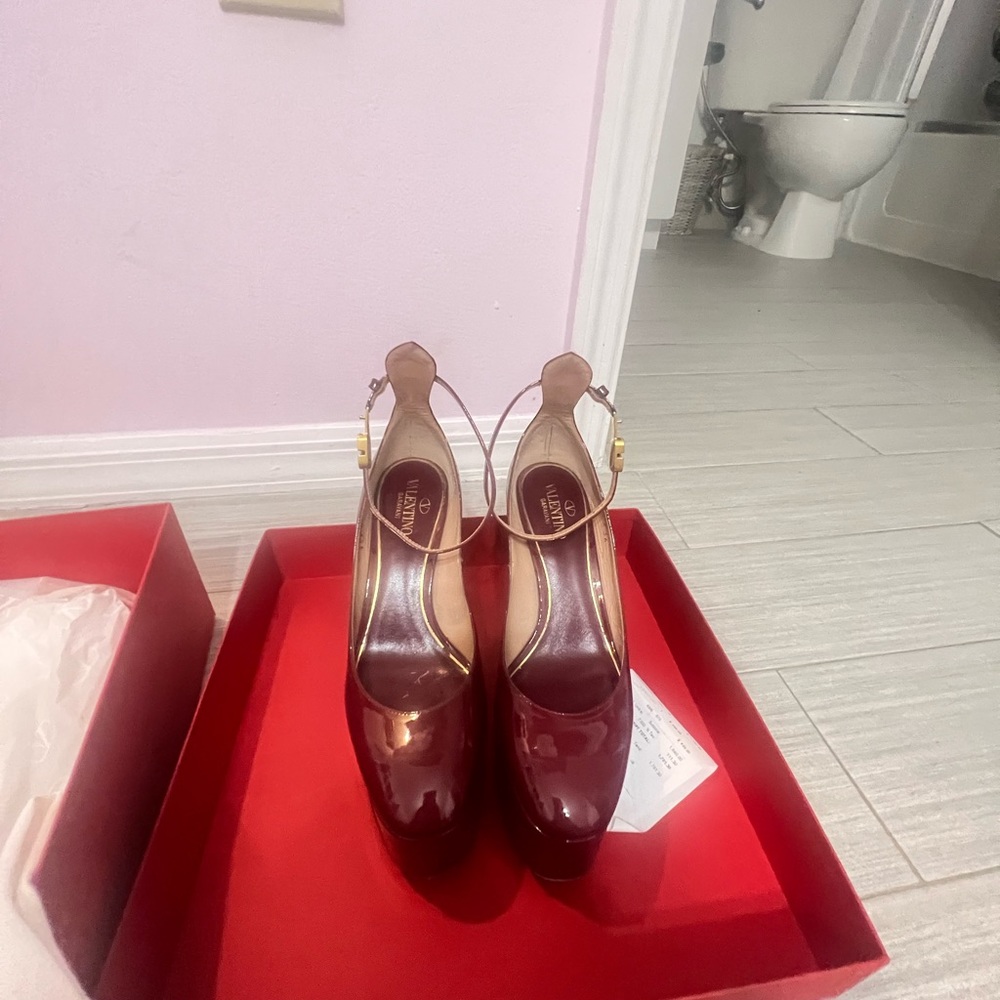 36 Valentino tango pump patent